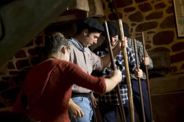La tradicional fiesta de la Kirikoteka cumple 17 años con 2.200 kilos de manzanas y unos 1.300 litros de jugo. El buen tiempo acompañó a dantzaris, arizkundarras y visitantes durante toda la mañana.