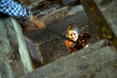 La tradicional fiesta de la Kirikoteka cumple 17 años con 2.200 kilos de manzanas y unos 1.300 litros de jugo. El buen tiempo acompañó a dantzaris, arizkundarras y visitantes durante toda la mañana.