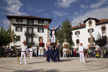 La tradicional fiesta de la Kirikoteka cumple 17 años con 2.200 kilos de manzanas y unos 1.300 litros de jugo. El buen tiempo acompañó a dantzaris, arizkundarras y visitantes durante toda la mañana.