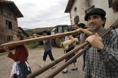 La tradicional fiesta de la Kirikoteka cumple 17 años con 2.200 kilos de manzanas y unos 1.300 litros de jugo. El buen tiempo acompañó a dantzaris, arizkundarras y visitantes durante toda la mañana.
