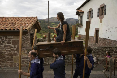 La tradicional fiesta de la Kirikoteka cumple 17 años con 2.200 kilos de manzanas y unos 1.300 litros de jugo. El buen tiempo acompañó a dantzaris, arizkundarras y visitantes durante toda la mañana.