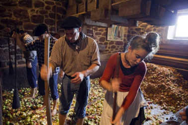 La tradicional fiesta de la Kirikoteka cumple 17 años con 2.200 kilos de manzanas y unos 1.300 litros de jugo. El buen tiempo acompañó a dantzaris, arizkundarras y visitantes durante toda la mañana.
