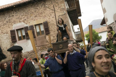 La tradicional fiesta de la Kirikoteka cumple 17 años con 2.200 kilos de manzanas y unos 1.300 litros de jugo. El buen tiempo acompañó a dantzaris, arizkundarras y visitantes durante toda la mañana.