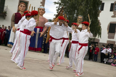 La tradicional fiesta de la Kirikoteka cumple 17 años con 2.200 kilos de manzanas y unos 1.300 litros de jugo. El buen tiempo acompañó a dantzaris, arizkundarras y visitantes durante toda la mañana.