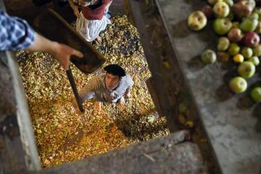La tradicional fiesta de la Kirikoteka cumple 17 años con 2.200 kilos de manzanas y unos 1.300 litros de jugo. El buen tiempo acompañó a dantzaris, arizkundarras y visitantes durante toda la mañana.