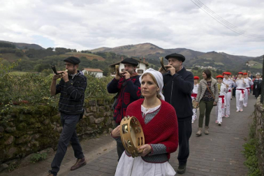 La tradicional fiesta de la Kirikoteka cumple 17 años con 2.200 kilos de manzanas y unos 1.300 litros de jugo. El buen tiempo acompañó a dantzaris, arizkundarras y visitantes durante toda la mañana.