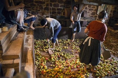 La tradicional fiesta de la Kirikoteka cumple 17 años con 2.200 kilos de manzanas y unos 1.300 litros de jugo. El buen tiempo acompañó a dantzaris, arizkundarras y visitantes durante toda la mañana.