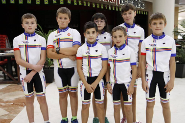 Cerca de 200 personas acudieron a los cines Golem de La Morea para conmemorar el 25 aniversario de la unión de Intersport Irabia y el Club Ciclista Aralar para fomentar el ciclismo entre los más pequeños. El evento reunió a los chavales que están actualmente en las escuelas, entrenadores y directivos de todas las épocas, ex ciclistas profesionales que se formaron en el club, presidentes de otros clubes, instituciones y ciclistas navarros en activo o ya retirados como los hermanos Induráin, Jon Bru, Pablo Urtasun o Alberto Martínez, entre otros. Al final, los asistentes anotaron mensajes de apoyo y agradecimiento en dos paneles.