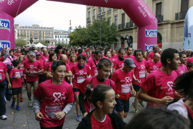 10.000 dorsales repartidos, nuevo récord de participación el registrado durante la ya tradicional carrera en beneficio de Saray, colectivo dedicado a la atención a los afectados por el cáncer de mama. La marea rosa dio color a la calles de Pamplona la mañana del domingo. Cinco kilómetros en los que se dieron cita niños, jóvenes, adultos e incluso mascotas, en un ambiente solidario y festivo.