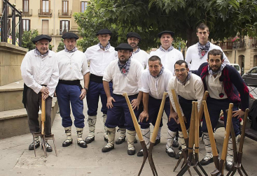 El fin de semana del 21 al 23 de octubre Tafalla celebró sus tradicionales ferias de otoño. En tiempos, las compraventas de ejemplares equinos eran las protagonistas, pero en los últimos años este encuentro comercial se ha convertido en un festejo cultural y lúdico que cuenta con una intensa programación festiva. Las cámaras de ¡Click! se acercaron la mañana del domingo para ver la carrera de layas organizada para la ocasión.