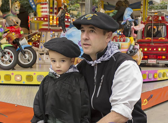 El fin de semana del 21 al 23 de octubre Tafalla celebró sus tradicionales ferias de otoño. En tiempos, las compraventas de ejemplares equinos eran las protagonistas, pero en los últimos años este encuentro comercial se ha convertido en un festejo cultural y lúdico que cuenta con una intensa programación festiva. Las cámaras de ¡Click! se acercaron la mañana del domingo para ver la carrera de layas organizada para la ocasión.