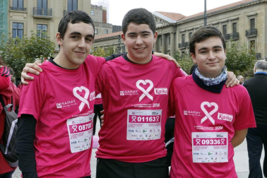 10.000 dorsales repartidos, nuevo récord de participación el registrado durante la ya tradicional carrera en beneficio de Saray, colectivo dedicado a la atención a los afectados por el cáncer de mama. La marea rosa dio color a la calles de Pamplona la mañana del domingo. Cinco kilómetros en los que se dieron cita niños, jóvenes, adultos e incluso mascotas, en un ambiente solidario y festivo.
