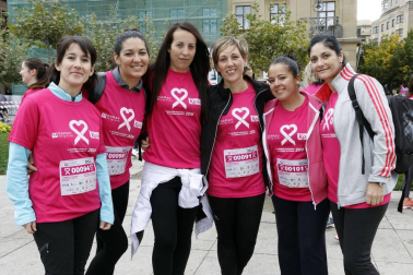 10.000 dorsales repartidos, nuevo récord de participación el registrado durante la ya tradicional carrera en beneficio de Saray, colectivo dedicado a la atención a los afectados por el cáncer de mama. La marea rosa dio color a la calles de Pamplona la mañana del domingo. Cinco kilómetros en los que se dieron cita niños, jóvenes, adultos e incluso mascotas, en un ambiente solidario y festivo.