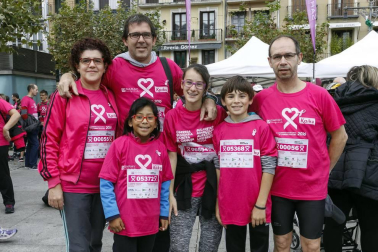 10.000 dorsales repartidos, nuevo récord de participación el registrado durante la ya tradicional carrera en beneficio de Saray, colectivo dedicado a la atención a los afectados por el cáncer de mama. La marea rosa dio color a la calles de Pamplona la mañana del domingo. Cinco kilómetros en los que se dieron cita niños, jóvenes, adultos e incluso mascotas, en un ambiente solidario y festivo.