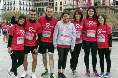 10.000 dorsales repartidos, nuevo récord de participación el registrado durante la ya tradicional carrera en beneficio de Saray, colectivo dedicado a la atención a los afectados por el cáncer de mama. La marea rosa dio color a la calles de Pamplona la mañana del domingo. Cinco kilómetros en los que se dieron cita niños, jóvenes, adultos e incluso mascotas, en un ambiente solidario y festivo.