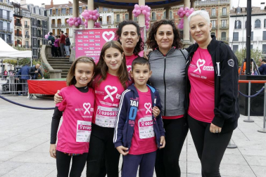 10.000 dorsales repartidos, nuevo récord de participación el registrado durante la ya tradicional carrera en beneficio de Saray, colectivo dedicado a la atención a los afectados por el cáncer de mama. La marea rosa dio color a la calles de Pamplona la mañana del domingo. Cinco kilómetros en los que se dieron cita niños, jóvenes, adultos e incluso mascotas, en un ambiente solidario y festivo.