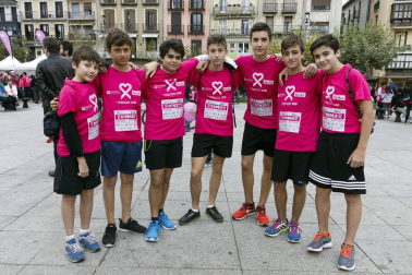 10.000 dorsales repartidos, nuevo récord de participación el registrado durante la ya tradicional carrera en beneficio de Saray, colectivo dedicado a la atención a los afectados por el cáncer de mama. La marea rosa dio color a la calles de Pamplona la mañana del domingo. Cinco kilómetros en los que se dieron cita niños, jóvenes, adultos e incluso mascotas, en un ambiente solidario y festivo.