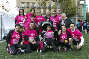 10.000 dorsales repartidos, nuevo récord de participación el registrado durante la ya tradicional carrera en beneficio de Saray, colectivo dedicado a la atención a los afectados por el cáncer de mama. La marea rosa dio color a la calles de Pamplona la mañana del domingo. Cinco kilómetros en los que se dieron cita niños, jóvenes, adultos e incluso mascotas, en un ambiente solidario y festivo.