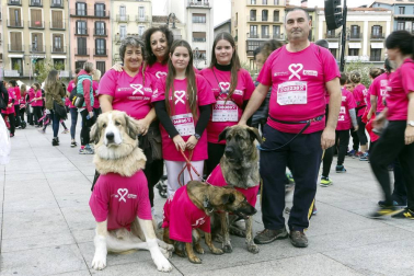 10.000 dorsales repartidos, nuevo récord de participación el registrado durante la ya tradicional carrera en beneficio de Saray, colectivo dedicado a la atención a los afectados por el cáncer de mama. La marea rosa dio color a la calles de Pamplona la mañana del domingo. Cinco kilómetros en los que se dieron cita niños, jóvenes, adultos e incluso mascotas, en un ambiente solidario y festivo.