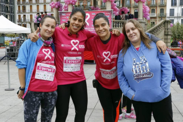 10.000 dorsales repartidos, nuevo récord de participación el registrado durante la ya tradicional carrera en beneficio de Saray, colectivo dedicado a la atención a los afectados por el cáncer de mama. La marea rosa dio color a la calles de Pamplona la mañana del domingo. Cinco kilómetros en los que se dieron cita niños, jóvenes, adultos e incluso mascotas, en un ambiente solidario y festivo.