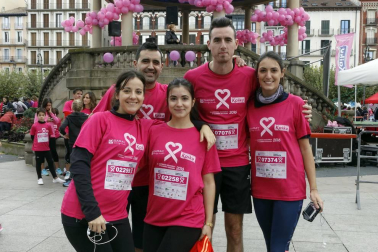10.000 dorsales repartidos, nuevo récord de participación el registrado durante la ya tradicional carrera en beneficio de Saray, colectivo dedicado a la atención a los afectados por el cáncer de mama. La marea rosa dio color a la calles de Pamplona la mañana del domingo. Cinco kilómetros en los que se dieron cita niños, jóvenes, adultos e incluso mascotas, en un ambiente solidario y festivo.