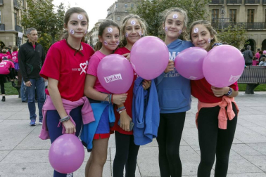 10.000 dorsales repartidos, nuevo récord de participación el registrado durante la ya tradicional carrera en beneficio de Saray, colectivo dedicado a la atención a los afectados por el cáncer de mama. La marea rosa dio color a la calles de Pamplona la mañana del domingo. Cinco kilómetros en los que se dieron cita niños, jóvenes, adultos e incluso mascotas, en un ambiente solidario y festivo.