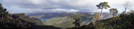 Una ascensión que nos regala bellas vistas sobre las aguas embalsadas de Itoiz, las peñas cercanas, los Pirineos e incluso Pamplona.