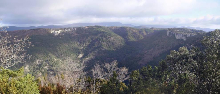 Una ascensión que nos regala bellas vistas sobre las aguas embalsadas de Itoiz, las peñas cercanas, los Pirineos e incluso Pamplona.