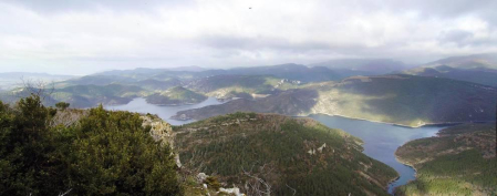Una ascensión que nos regala bellas vistas sobre las aguas embalsadas de Itoiz, las peñas cercanas, los Pirineos e incluso Pamplona.