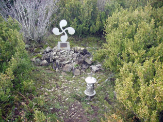 Una ascensión que nos regala bellas vistas sobre las aguas embalsadas de Itoiz, las peñas cercanas, los Pirineos e incluso Pamplona.