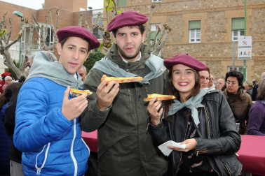 El 22 de octubre Cintruénigo acogió el XVI Capítulo General de la Cofradía del Aceite de Oliva de Navarra. La recepción en el ayuntamiento a autoridades, cofrades e invitados supuso el pistoletazo de salida a una jornada en la que no faltaron los desfiles, la investidura y juramentación de los nuevos cofrades de número y honor, el apadrinamiento de un olivo centenario, la lectura de un poema al olivo por Pepe Alfaro, el descubrimiento de una placa, la degustación gratuita de tostadas, la comida oficial o los sorteos. El domingo las actividades se trasladaron a la plana de Barillas, donde se rindió homenaje a los olivos bimilenarios y se realizó un almuerzo popular.