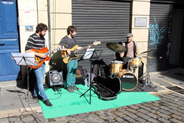 EscaparArte transformó el corazón de Pamplona el sábado 15 de octubre. La iniciativa, organizada por la Asociación de Comercio, Hostelería y Servicios del Casco Antiguo junto a la Cámara de Comercio, permitió observar a pie de calle del trabajo de pintores, disfrutar de la elaboración de un gran mural en los antiguos Almacenes Unzu o escuchar la música de diferentes grupos artísticos. Un gran concierto en la plaza del Castillo cerró la jornada.