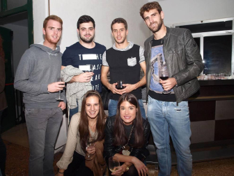 Fustiñana celebró, dentro de las jornadas culturales y gastronómicas del mes de octubre, la primera edición de la Feria del vino, que se realizó el sábado 22 en el interior del Centro Joven y el Centro Cívico. Una propuesta que unió vinos de bodegas de Navarra y La Rioja con pinchos locales y ambientación musical y que contó con un gran éxito de participación.