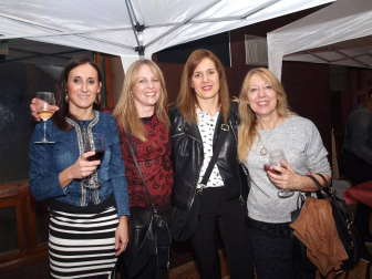 Fustiñana celebró, dentro de las jornadas culturales y gastronómicas del mes de octubre, la primera edición de la Feria del vino, que se realizó el sábado 22 en el interior del Centro Joven y el Centro Cívico. Una propuesta que unió vinos de bodegas de Navarra y La Rioja con pinchos locales y ambientación musical y que contó con un gran éxito de participación.
