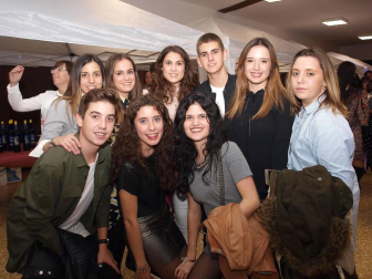 Fustiñana celebró, dentro de las jornadas culturales y gastronómicas del mes de octubre, la primera edición de la Feria del vino, que se realizó el sábado 22 en el interior del Centro Joven y el Centro Cívico. Una propuesta que unió vinos de bodegas de Navarra y La Rioja con pinchos locales y ambientación musical y que contó con un gran éxito de participación.