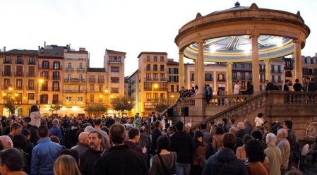 EscaparArte transformó el corazón de Pamplona el sábado 15 de octubre. La iniciativa, organizada por la Asociación de Comercio, Hostelería y Servicios del Casco Antiguo junto a la Cámara de Comercio, permitió observar a pie de calle del trabajo de pintores, disfrutar de la elaboración de un gran mural en los antiguos Almacenes Unzu o escuchar la música de diferentes grupos artísticos. Un gran concierto en la plaza del Castillo cerró la jornada.