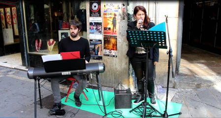 EscaparArte transformó el corazón de Pamplona el sábado 15 de octubre. La iniciativa, organizada por la Asociación de Comercio, Hostelería y Servicios del Casco Antiguo junto a la Cámara de Comercio, permitió observar a pie de calle del trabajo de pintores, disfrutar de la elaboración de un gran mural en los antiguos Almacenes Unzu o escuchar la música de diferentes grupos artísticos. Un gran concierto en la plaza del Castillo cerró la jornada.