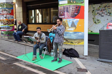 EscaparArte transformó el corazón de Pamplona el sábado 15 de octubre. La iniciativa, organizada por la Asociación de Comercio, Hostelería y Servicios del Casco Antiguo junto a la Cámara de Comercio, permitió observar a pie de calle del trabajo de pintores, disfrutar de la elaboración de un gran mural en los antiguos Almacenes Unzu o escuchar la música de diferentes grupos artísticos. Un gran concierto en la plaza del Castillo cerró la jornada.