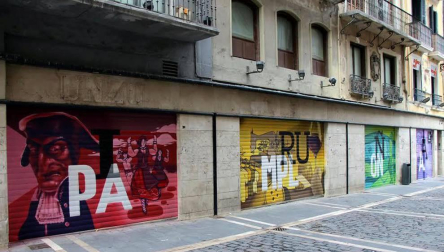 EscaparArte transformó el corazón de Pamplona el sábado 15 de octubre. La iniciativa, organizada por la Asociación de Comercio, Hostelería y Servicios del Casco Antiguo junto a la Cámara de Comercio, permitió observar a pie de calle del trabajo de pintores, disfrutar de la elaboración de un gran mural en los antiguos Almacenes Unzu o escuchar la música de diferentes grupos artísticos. Un gran concierto en la plaza del Castillo cerró la jornada.