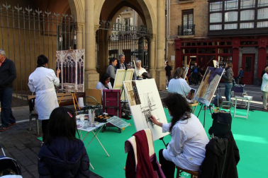 EscaparArte transformó el corazón de Pamplona el sábado 15 de octubre. La iniciativa, organizada por la Asociación de Comercio, Hostelería y Servicios del Casco Antiguo junto a la Cámara de Comercio, permitió observar a pie de calle del trabajo de pintores, disfrutar de la elaboración de un gran mural en los antiguos Almacenes Unzu o escuchar la música de diferentes grupos artísticos. Un gran concierto en la plaza del Castillo cerró la jornada.