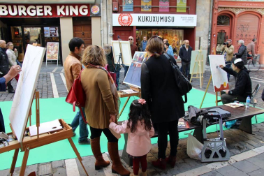 EscaparArte transformó el corazón de Pamplona el sábado 15 de octubre. La iniciativa, organizada por la Asociación de Comercio, Hostelería y Servicios del Casco Antiguo junto a la Cámara de Comercio, permitió observar a pie de calle del trabajo de pintores, disfrutar de la elaboración de un gran mural en los antiguos Almacenes Unzu o escuchar la música de diferentes grupos artísticos. Un gran concierto en la plaza del Castillo cerró la jornada.