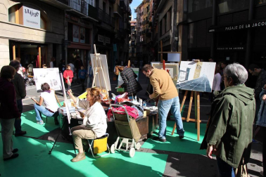 EscaparArte transformó el corazón de Pamplona el sábado 15 de octubre. La iniciativa, organizada por la Asociación de Comercio, Hostelería y Servicios del Casco Antiguo junto a la Cámara de Comercio, permitió observar a pie de calle del trabajo de pintores, disfrutar de la elaboración de un gran mural en los antiguos Almacenes Unzu o escuchar la música de diferentes grupos artísticos. Un gran concierto en la plaza del Castillo cerró la jornada.