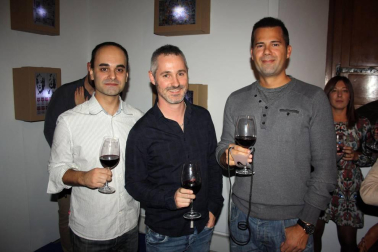 La Sala de Armas de la Ciudadela se transformó la noche del 21 de octubre en la londinense Carnaby street de los años 60. Degustaciones de vino y pinchos navarros se mezclaron con diferentes iniciativas artísticas y tuvieron como banda sonora la más que reconocible música de los grupos como The Beatles, The Rolling Stones, The Who o The Kinks. La Noche del Vino ha cumplido, con esta, su novena edición y está organizada por el Consejo Regulador de la DO Navarra, el Ayuntamiento de Pamplona y Reyno Gourmet.