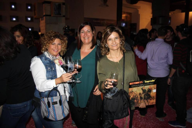 La Sala de Armas de la Ciudadela se transformó la noche del 21 de octubre en la londinense Carnaby street de los años 60. Degustaciones de vino y pinchos navarros se mezclaron con diferentes iniciativas artísticas y tuvieron como banda sonora la más que reconocible música de los grupos como The Beatles, The Rolling Stones, The Who o The Kinks. La Noche del Vino ha cumplido, con esta, su novena edición y está organizada por el Consejo Regulador de la DO Navarra, el Ayuntamiento de Pamplona y Reyno Gourmet.