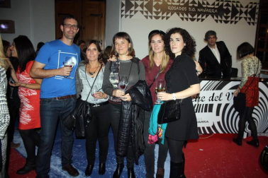 La Sala de Armas de la Ciudadela se transformó la noche del 21 de octubre en la londinense Carnaby street de los años 60. Degustaciones de vino y pinchos navarros se mezclaron con diferentes iniciativas artísticas y tuvieron como banda sonora la más que reconocible música de los grupos como The Beatles, The Rolling Stones, The Who o The Kinks. La Noche del Vino ha cumplido, con esta, su novena edición y está organizada por el Consejo Regulador de la DO Navarra, el Ayuntamiento de Pamplona y Reyno Gourmet.