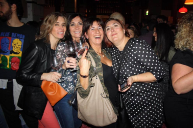 La Sala de Armas de la Ciudadela se transformó la noche del 21 de octubre en la londinense Carnaby street de los años 60. Degustaciones de vino y pinchos navarros se mezclaron con diferentes iniciativas artísticas y tuvieron como banda sonora la más que reconocible música de los grupos como The Beatles, The Rolling Stones, The Who o The Kinks. La Noche del Vino ha cumplido, con esta, su novena edición y está organizada por el Consejo Regulador de la DO Navarra, el Ayuntamiento de Pamplona y Reyno Gourmet.