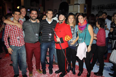 La Sala de Armas de la Ciudadela se transformó la noche del 21 de octubre en la londinense Carnaby street de los años 60. Degustaciones de vino y pinchos navarros se mezclaron con diferentes iniciativas artísticas y tuvieron como banda sonora la más que reconocible música de los grupos como The Beatles, The Rolling Stones, The Who o The Kinks. La Noche del Vino ha cumplido, con esta, su novena edición y está organizada por el Consejo Regulador de la DO Navarra, el Ayuntamiento de Pamplona y Reyno Gourmet.