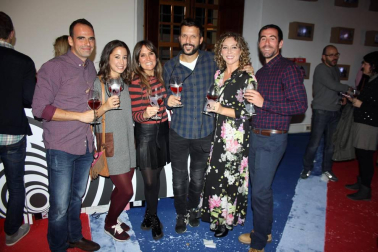 La Sala de Armas de la Ciudadela se transformó la noche del 21 de octubre en la londinense Carnaby street de los años 60. Degustaciones de vino y pinchos navarros se mezclaron con diferentes iniciativas artísticas y tuvieron como banda sonora la más que reconocible música de los grupos como The Beatles, The Rolling Stones, The Who o The Kinks. La Noche del Vino ha cumplido, con esta, su novena edición y está organizada por el Consejo Regulador de la DO Navarra, el Ayuntamiento de Pamplona y Reyno Gourmet.