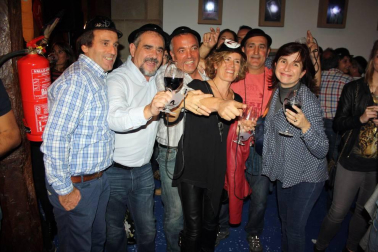 La Sala de Armas de la Ciudadela se transformó la noche del 21 de octubre en la londinense Carnaby street de los años 60. Degustaciones de vino y pinchos navarros se mezclaron con diferentes iniciativas artísticas y tuvieron como banda sonora la más que reconocible música de los grupos como The Beatles, The Rolling Stones, The Who o The Kinks. La Noche del Vino ha cumplido, con esta, su novena edición y está organizada por el Consejo Regulador de la DO Navarra, el Ayuntamiento de Pamplona y Reyno Gourmet.