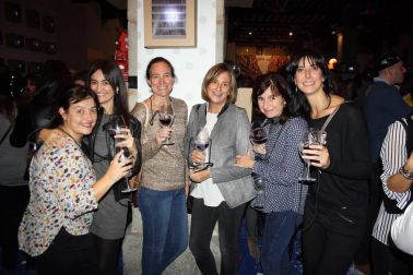 La Sala de Armas de la Ciudadela se transformó la noche del 21 de octubre en la londinense Carnaby street de los años 60. Degustaciones de vino y pinchos navarros se mezclaron con diferentes iniciativas artísticas y tuvieron como banda sonora la más que reconocible música de los grupos como The Beatles, The Rolling Stones, The Who o The Kinks. La Noche del Vino ha cumplido, con esta, su novena edición y está organizada por el Consejo Regulador de la DO Navarra, el Ayuntamiento de Pamplona y Reyno Gourmet.